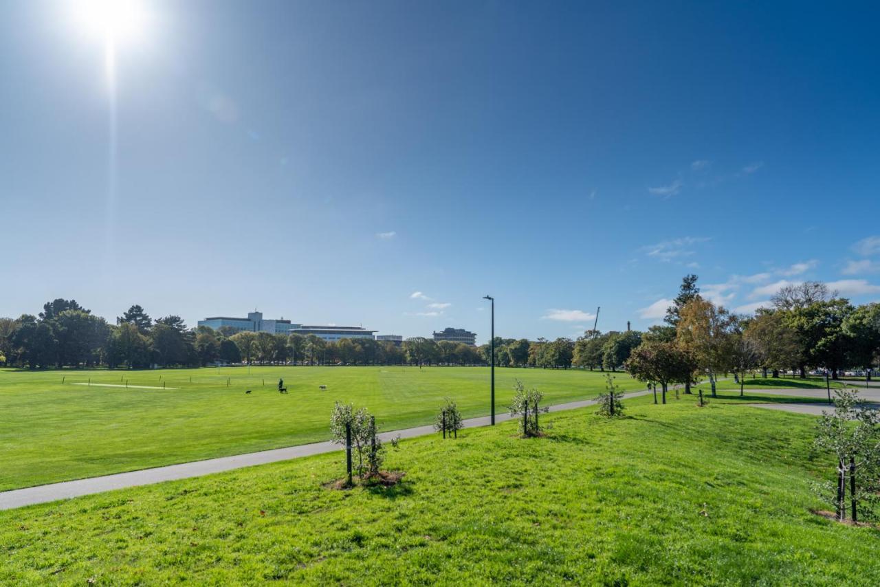 King Bed On Hagley Park Corner In The Cbd Leilighet Christchurch Eksteriør bilde